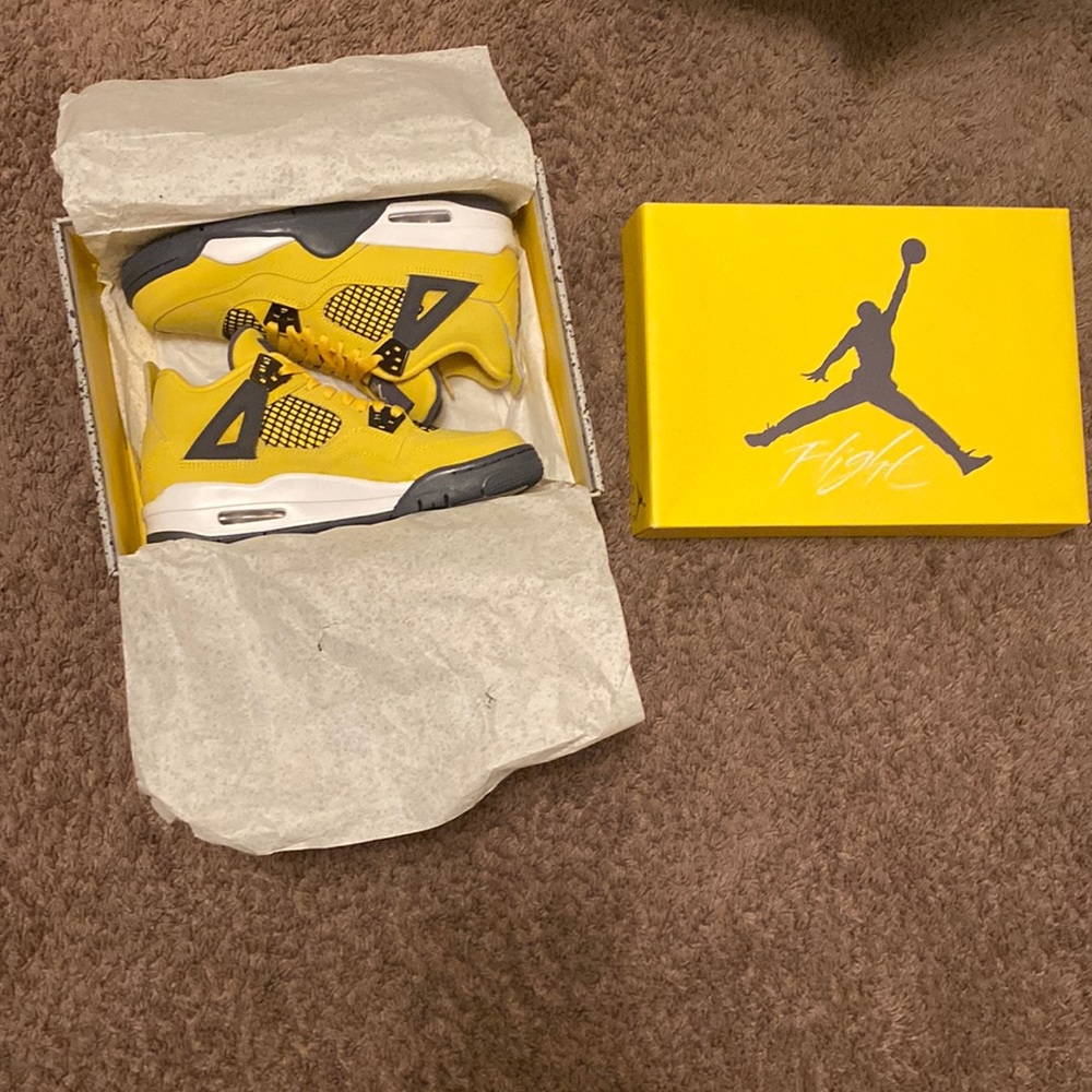 Jordan 4 lightings GS Size 6.5